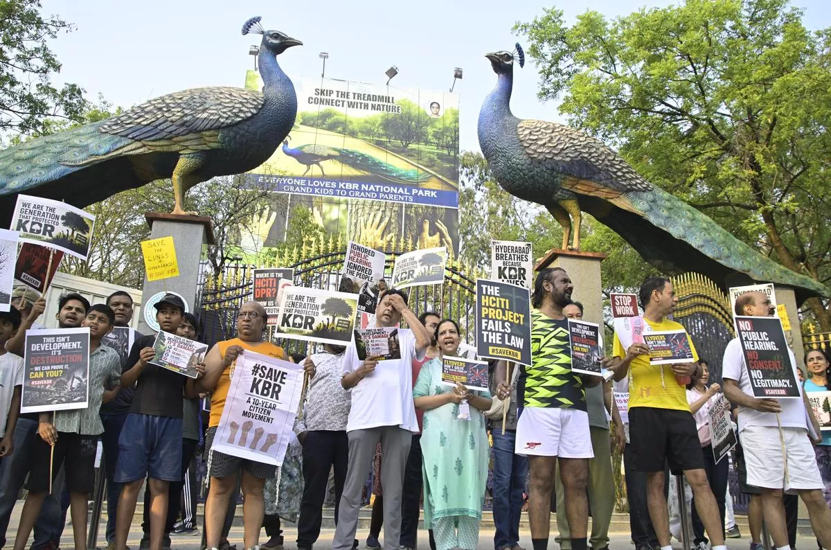 एच सिटी परियोजना के खिलाफ केबीआर पार्क के पास प्रदर्शन