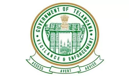 सरकारी कार्यालयों में निरीक्षण करती सतर्कता टीम