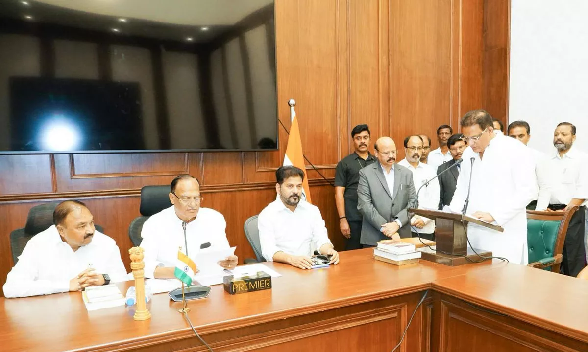 अजहरुद्दीन शपथ लेते हुए