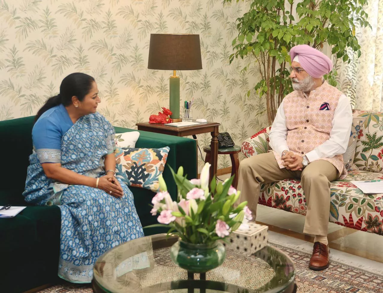 सीएम रेखा गुप्ता की LG संधू से मुलाकात, विकास पर चर्चा