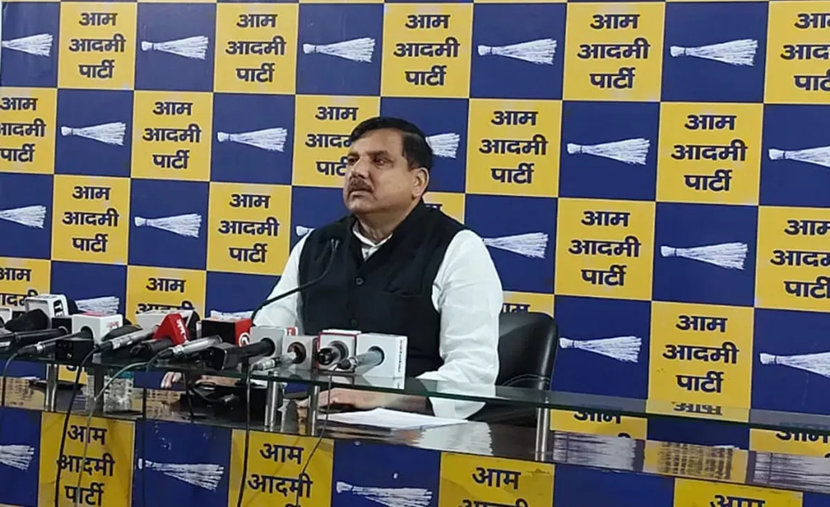 AAP का ऐलान: 7 सांसद अयोग्य नहीं हुए तो SC जाएंगे
