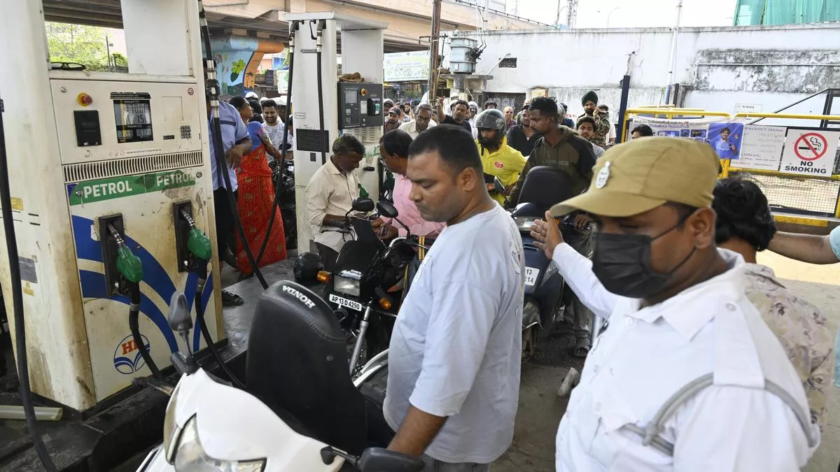 सरकार ने कमी की अफवाहों को किया खारिज पेट्रोल-डीजल का पर्याप्त स्टॉक होने का दावा