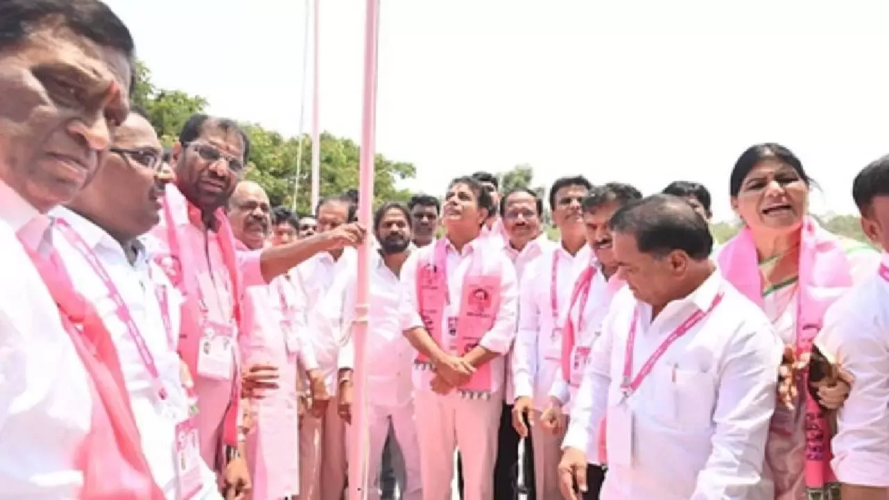 केटीआर ने बीआरएस स्थापना दिवस पर ध्वज फहराया