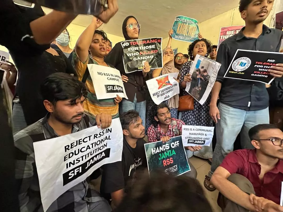 जामिया में RSS कार्यक्रम के खिलाफ छात्रों का प्रदर्शन