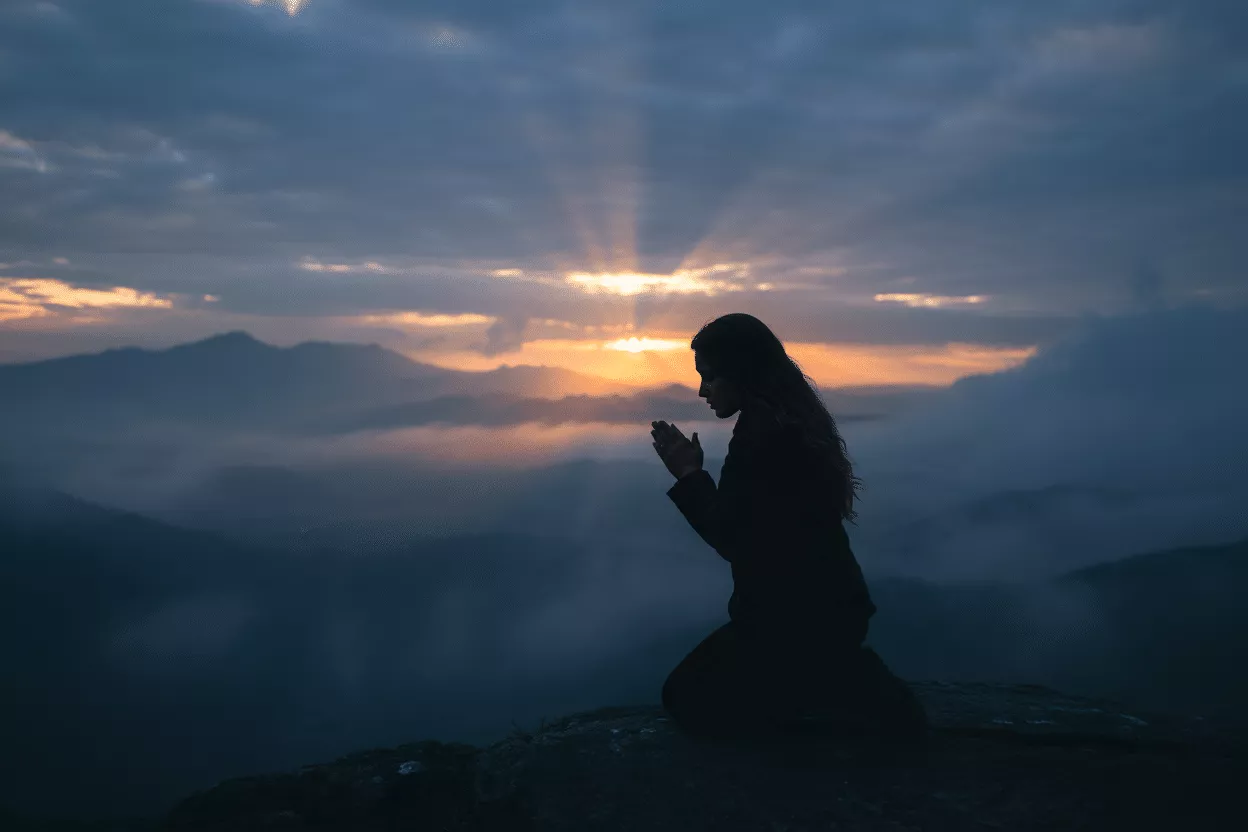 सच्चे मन से ईश्वर की प्रार्थना करता भक्त