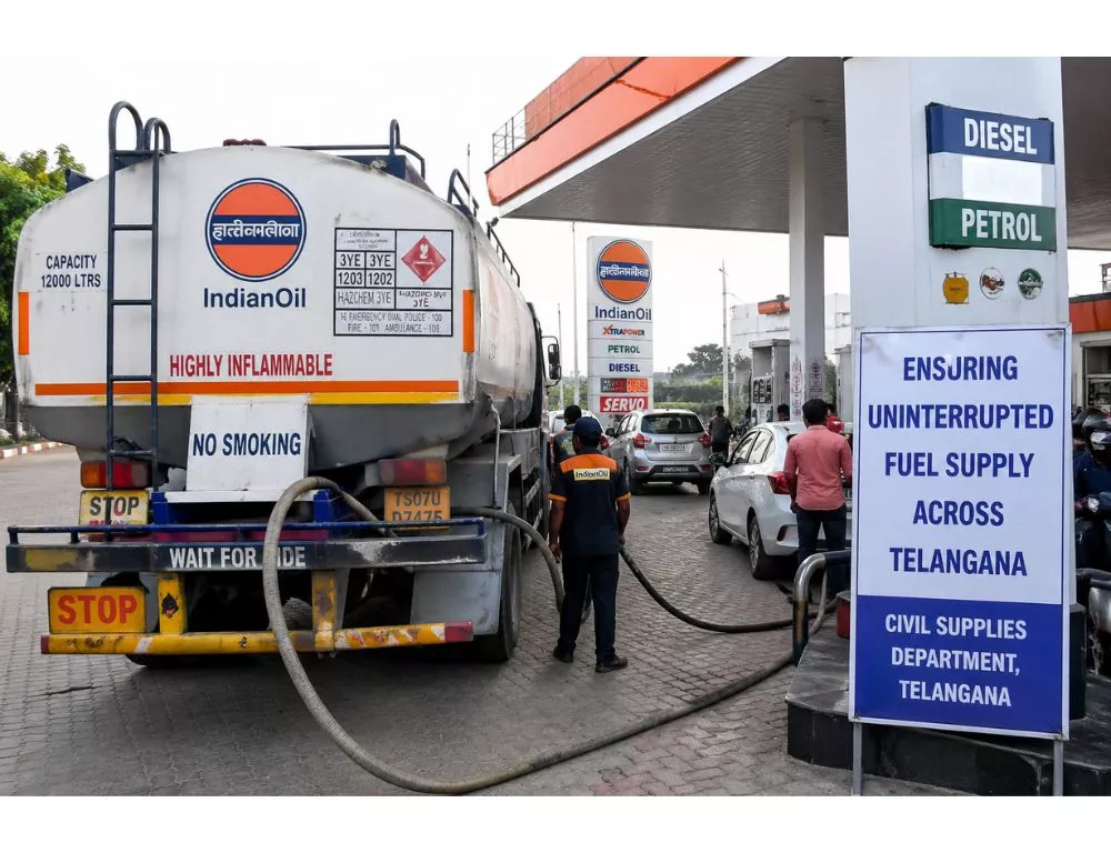 ईंधन भरवाने के लिए पेट्रोल पंपों पर लगी कतारें