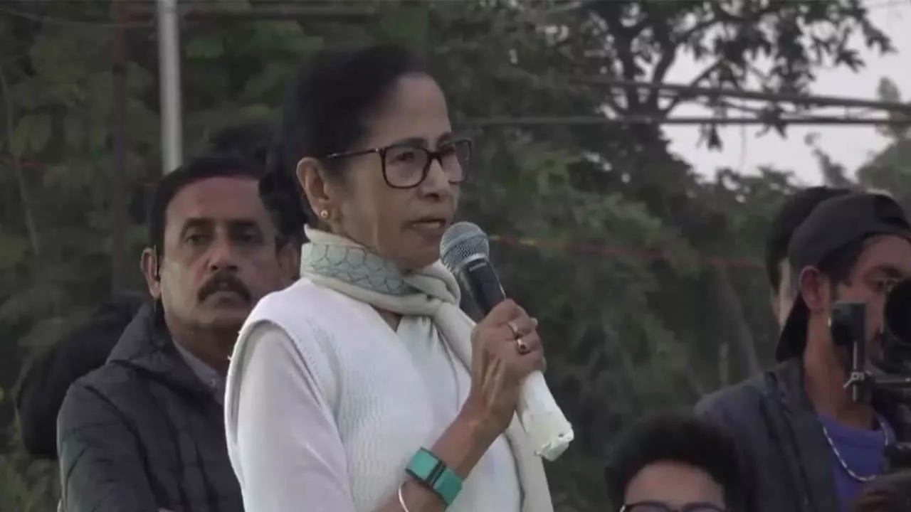 भवानीपुर में मतदान केंद्र पर ममता बनर्जी