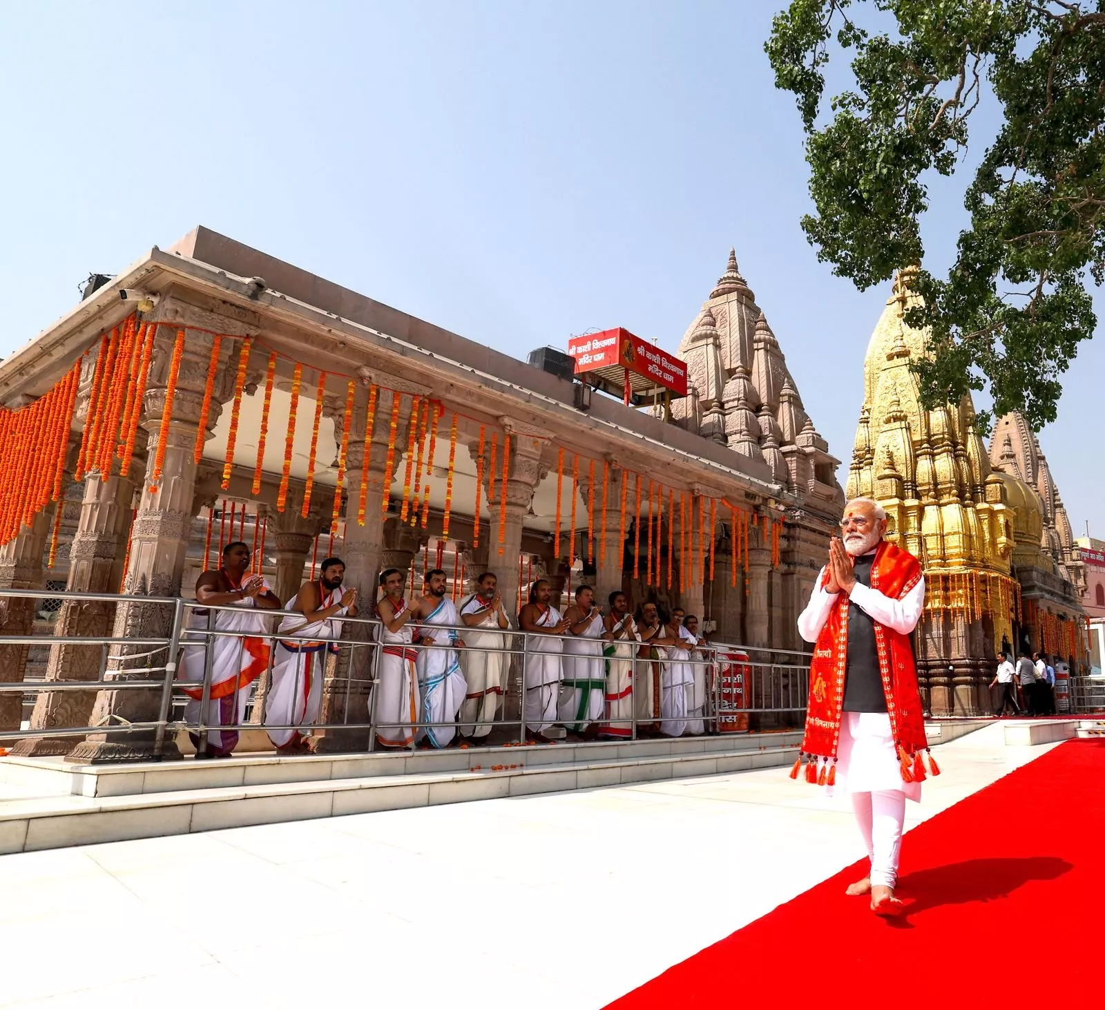 वाराणसी में रोड शो करते प्रधानमंत्री मोदी