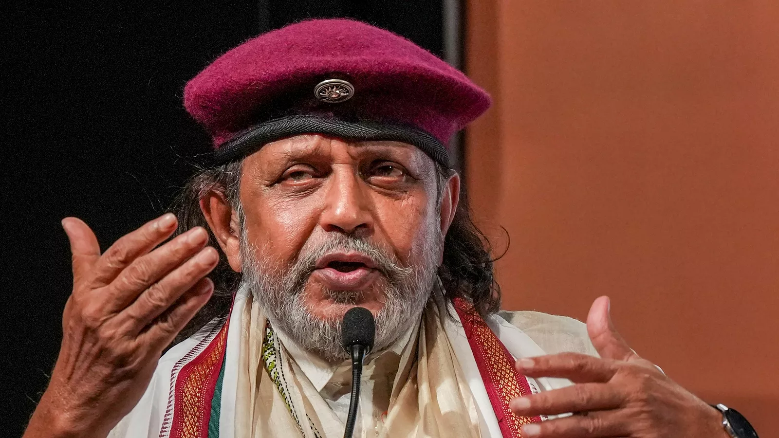 मतदान केंद्र पर वोट डालते मिथुन चक्रवर्ती