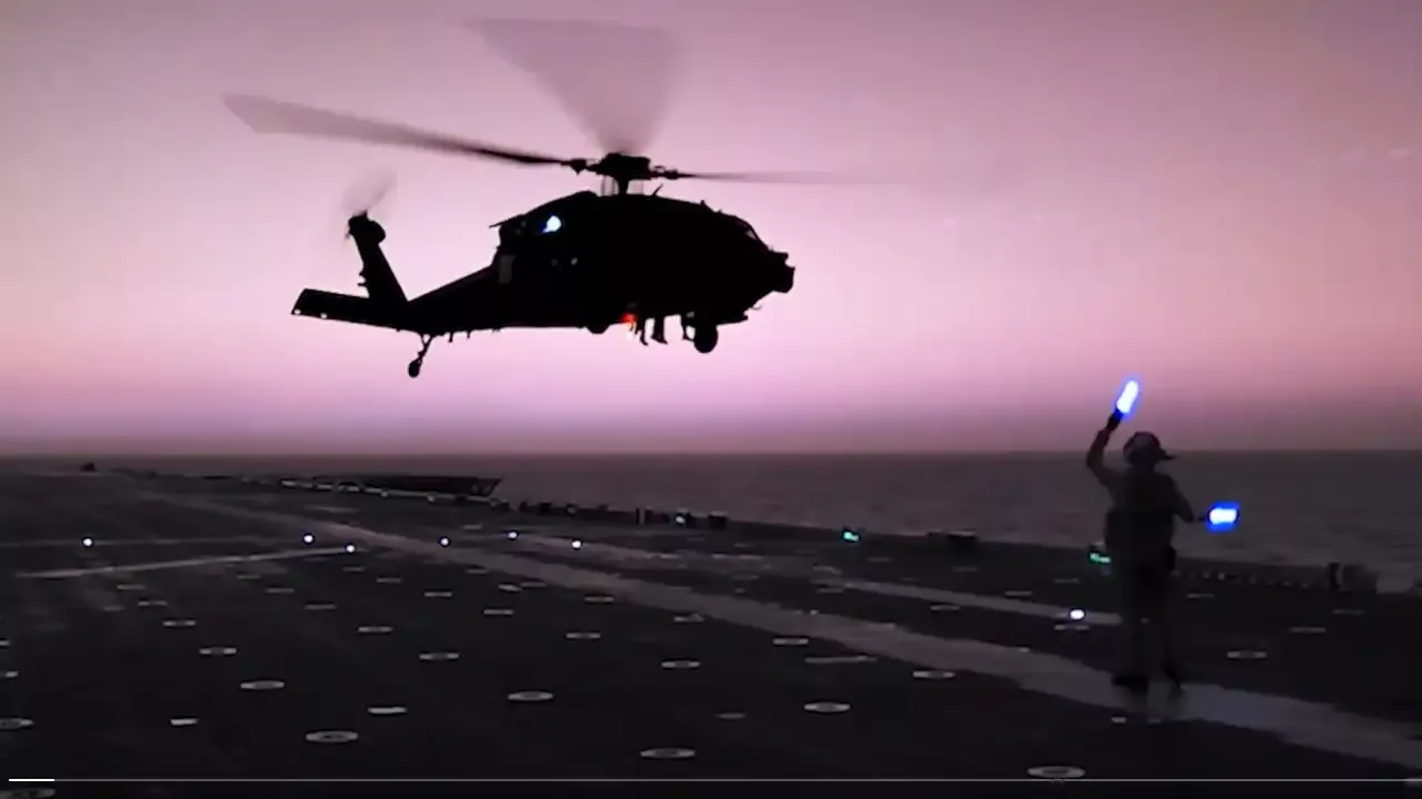 अरब सागर में अमेरिकी मरीन द्वारा जहाज की जांच