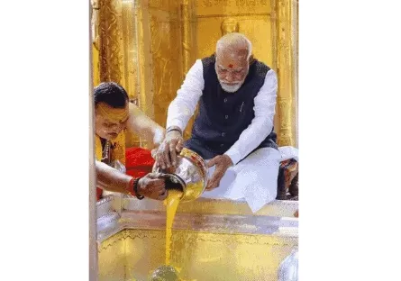 मोदी ने काशी विश्वनाथ में पूजा की, त्रिशूल लहराया - Daily Hindi Milap