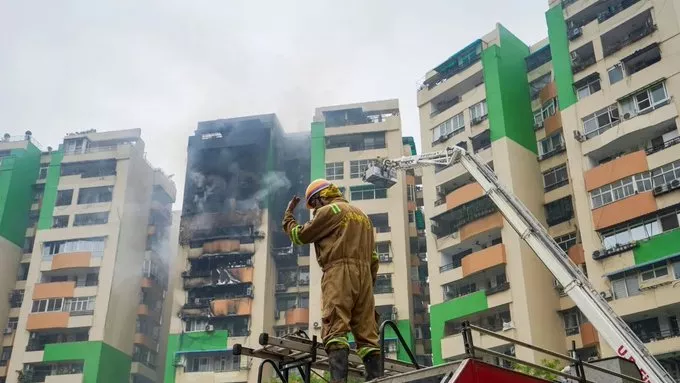 गाजियाबाद इंदिरापुरम सोसायटी में आग