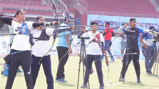 श्याम सुंदर स्वामी तीरंदाजी में निशाना लगाते हुए