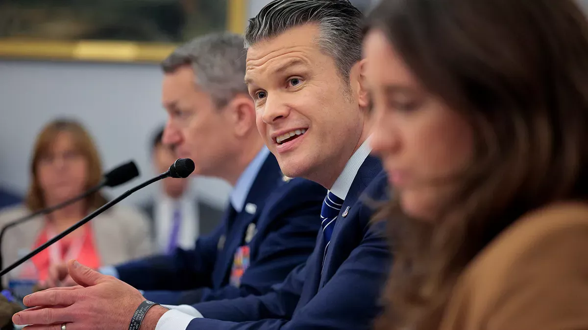 सुनवाई में हेगसेथ और डेमोक्रेट्स के बीच बहस