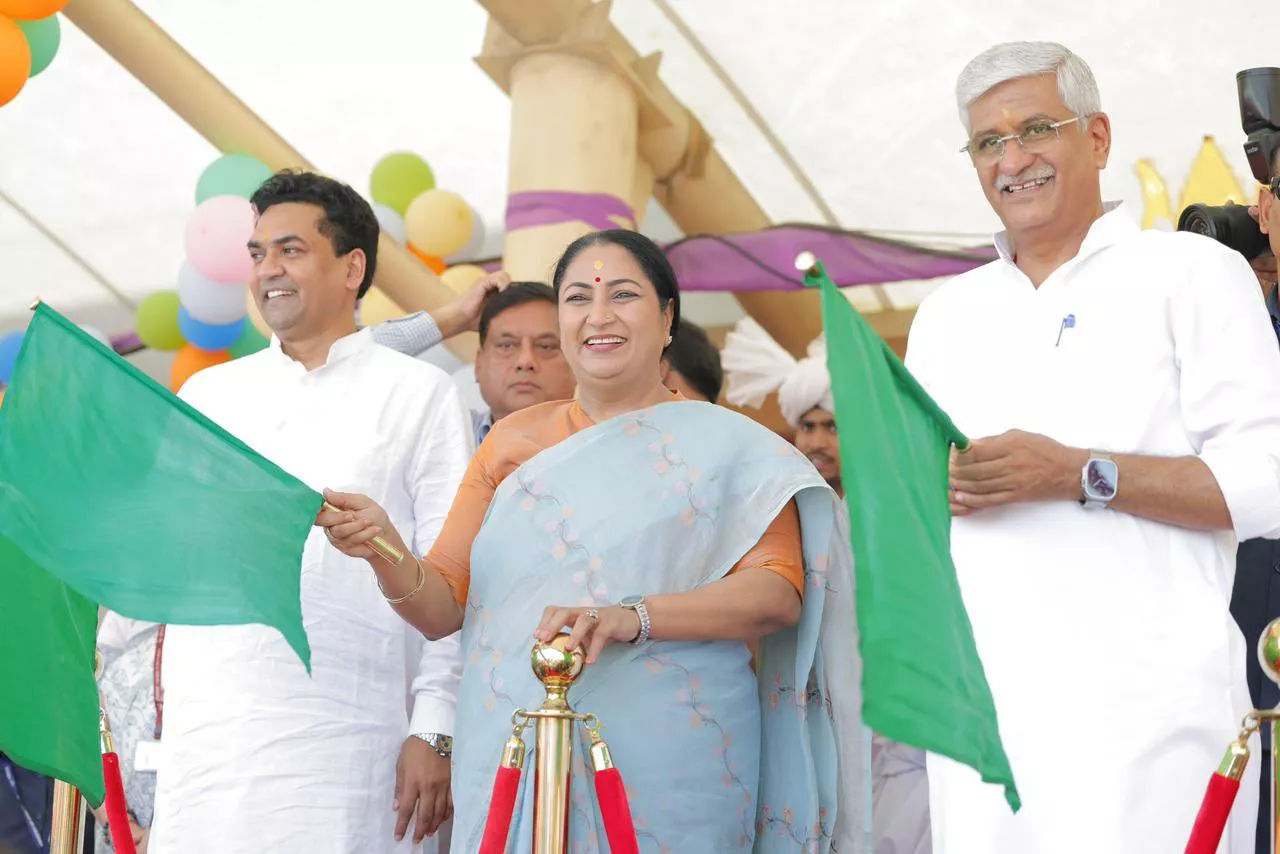 सोमनाथ यात्रा के लिए रवाना होती श्रद्धालुओं की ट्रेन