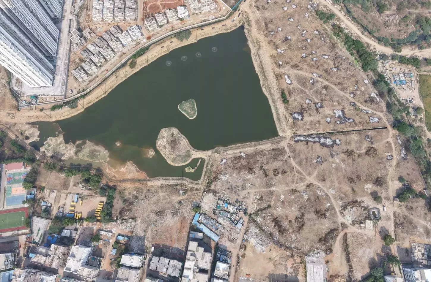 मुस्किन चेरुवु झील पर अतिक्रमण हटाने की कार्रवाई