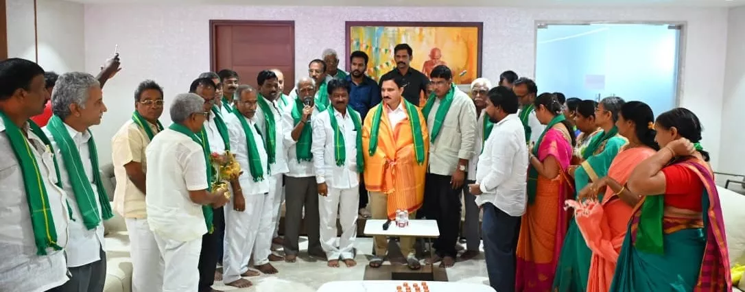 अमरावती के किसानों और महिलाओं ने विजयवाड़ा पश्चिम विधायक का सम्मान कर विकास कार्यों के लिए आभार जताया।