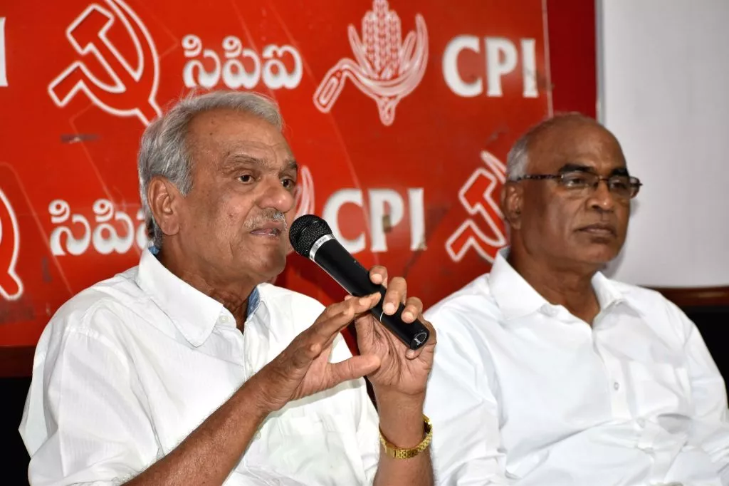 के. नारायण भाकपा कार्यक्रम में कार्यकर्ताओं को संबोधित करते हुए