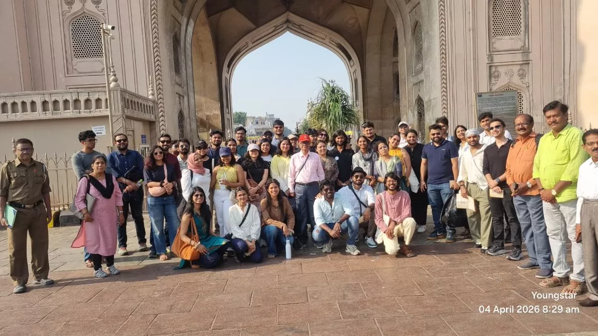 हेरिटेज वॉक में शामिल महिलाएं