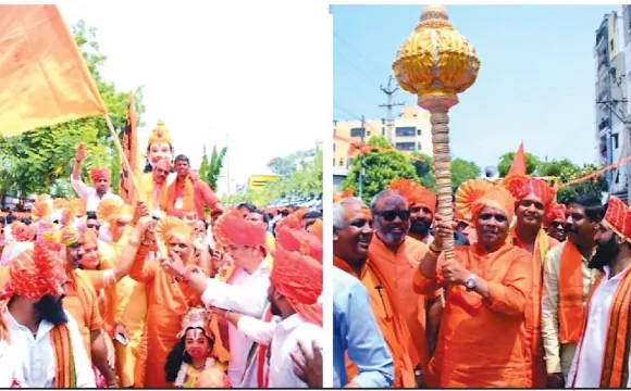 हनुमान जयंती शोभा यात्रा में भक्त और युवा भाग लेते हुए