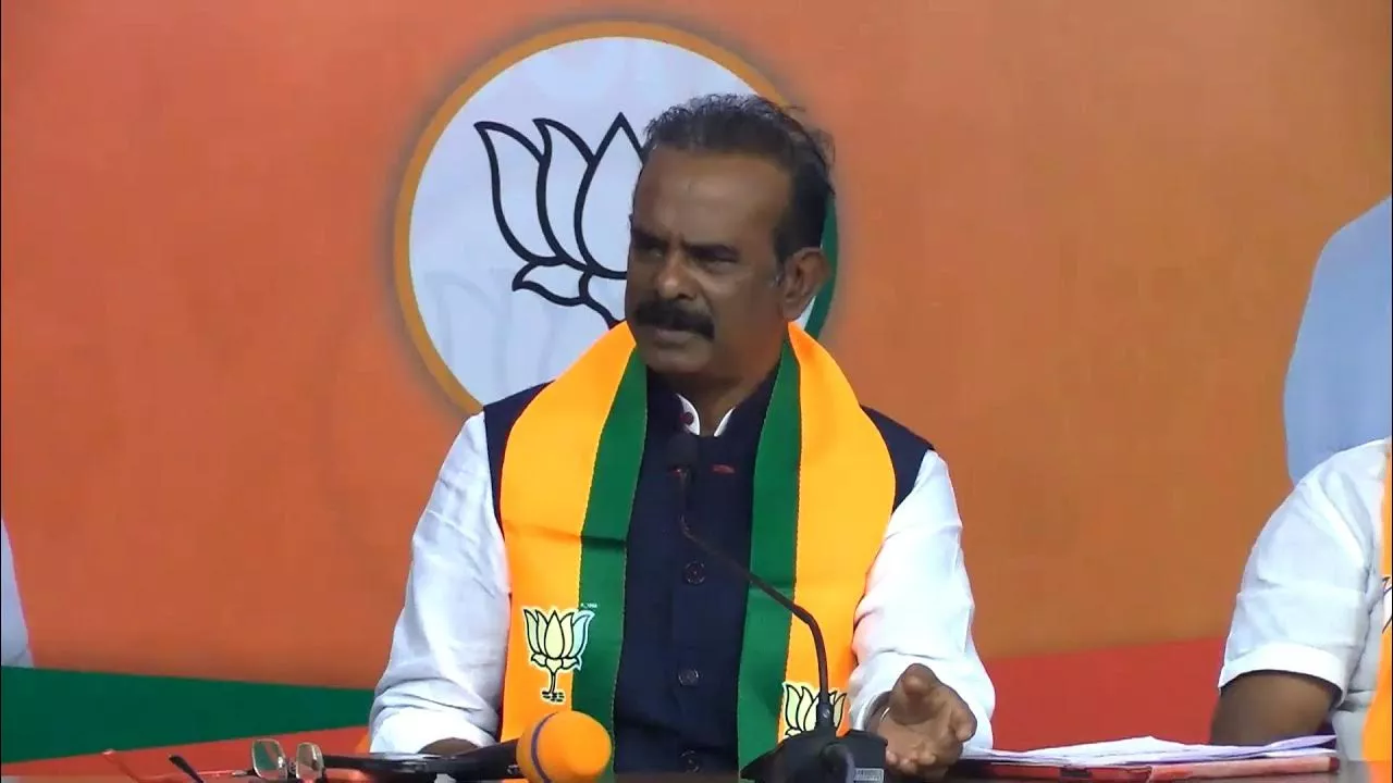 बूरा नरसय्या गौड़ मीडिया से संवाद करते हुए