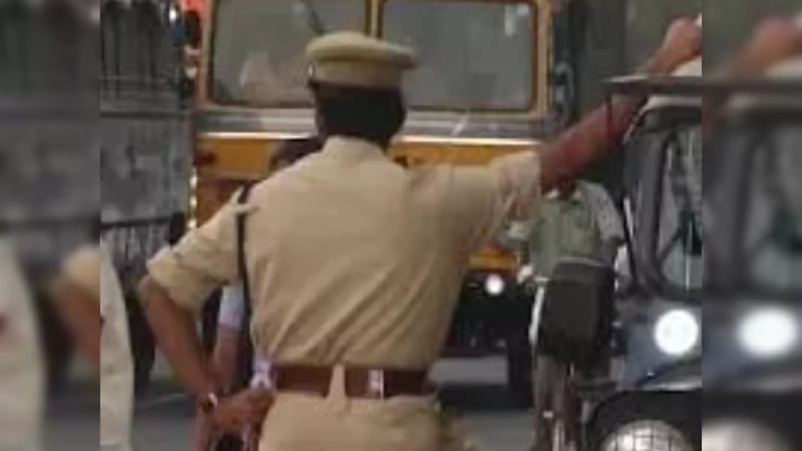 आतंकी मॉड्यूल के आरोपियों को पुलिस द्वारा गिरफ्तार करते हुए