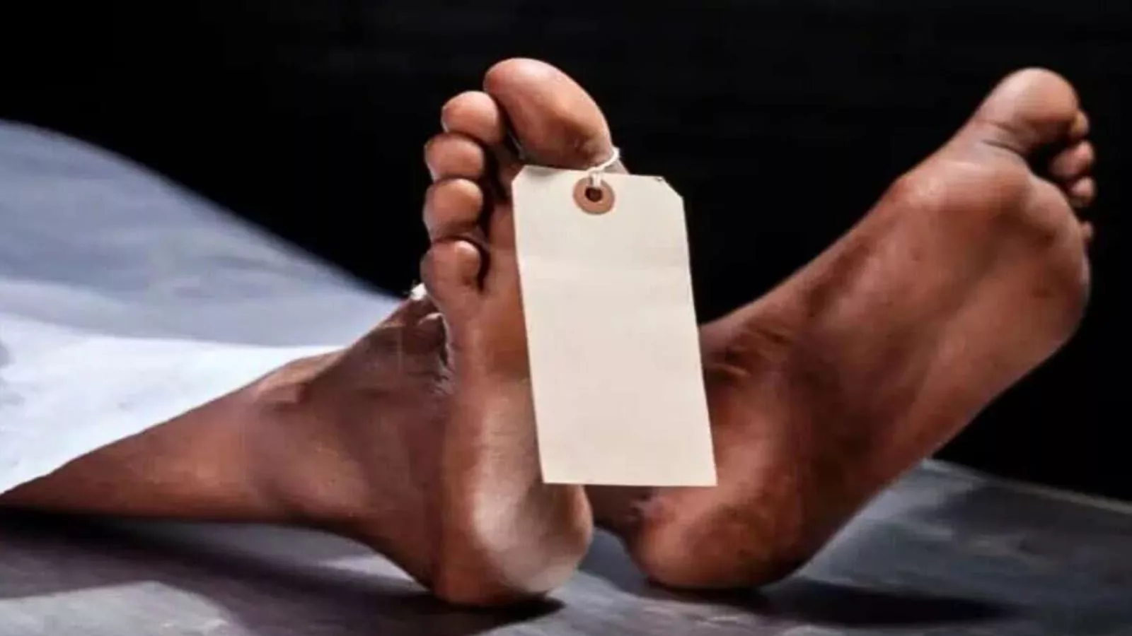 प्रेम विवाह मामले में युवती की हत्या की जांच करती पुलिस