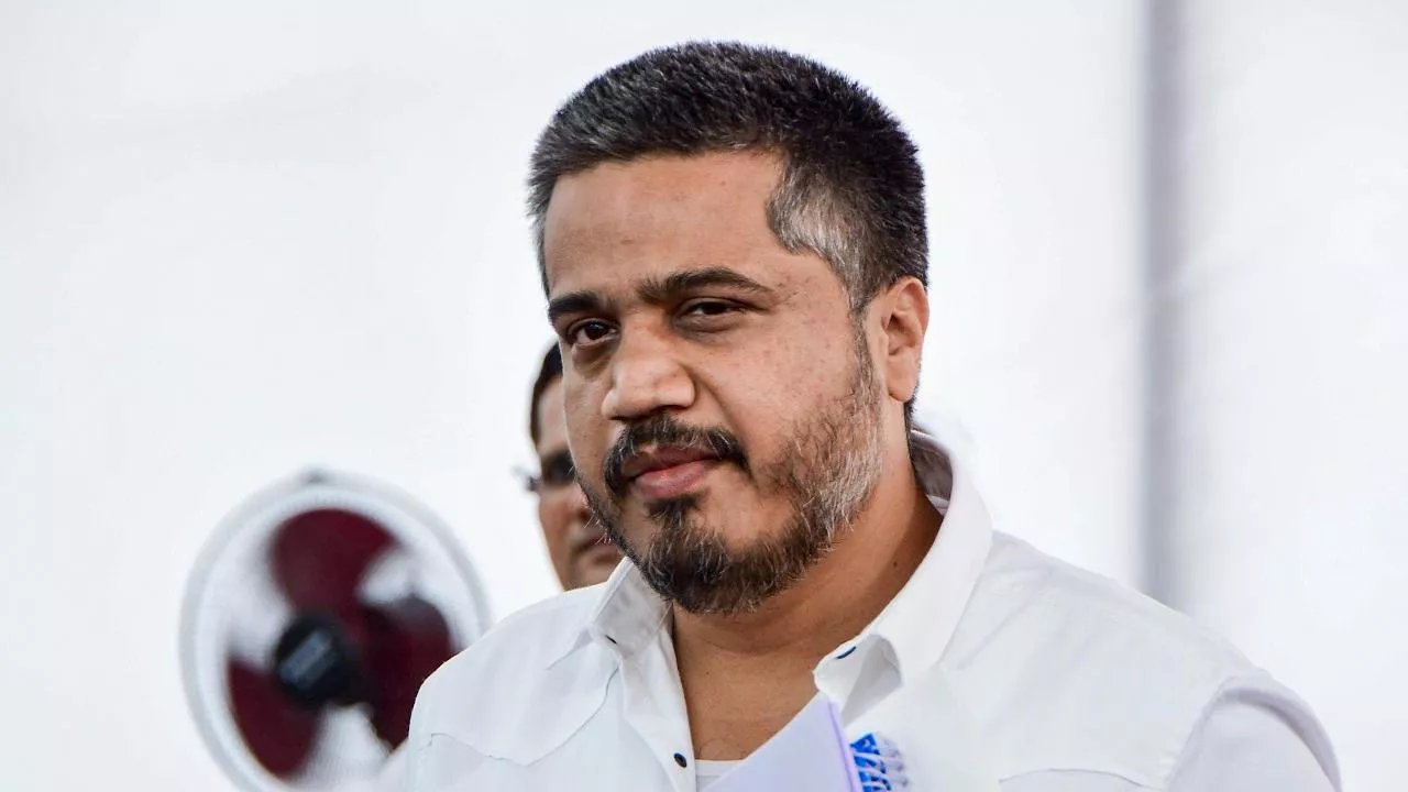 नामांकन से पहले सुनेत्रा पवार मंदिर में पूजा करते हुए