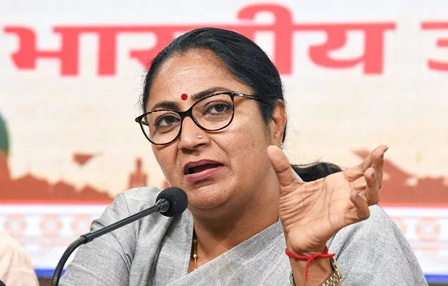 सफाईकर्मियों की समस्याओं के समाधान को सरकार प्रतिबद्ध: CM