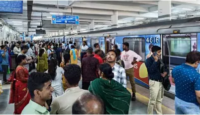 कोलकाता मेट्रो स्टेशन पर आत्महत्या का प्रयास, सेवा बाधित