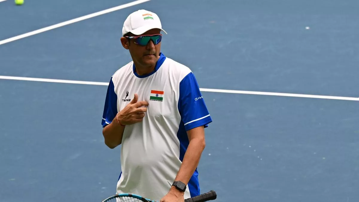 टेनिस कोर्ट पर अभ्यास करती भारतीय महिला टीम