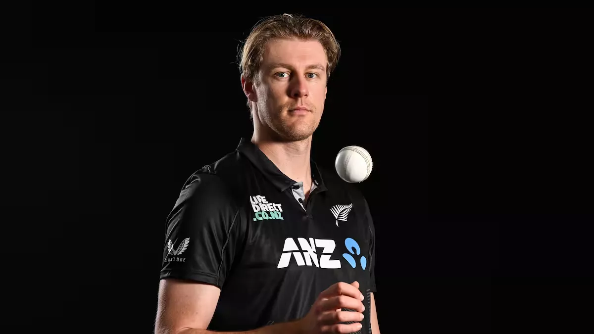 मैच के दौरान गेंदबाजी करते काइल जैमीसन