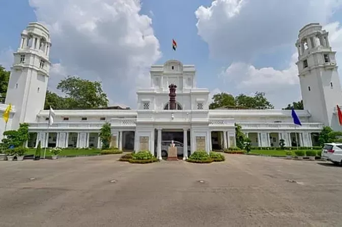 दिल्ली विधानसभा में सुरक्षा चूक, कार लेकर घुसा नकाबपोश