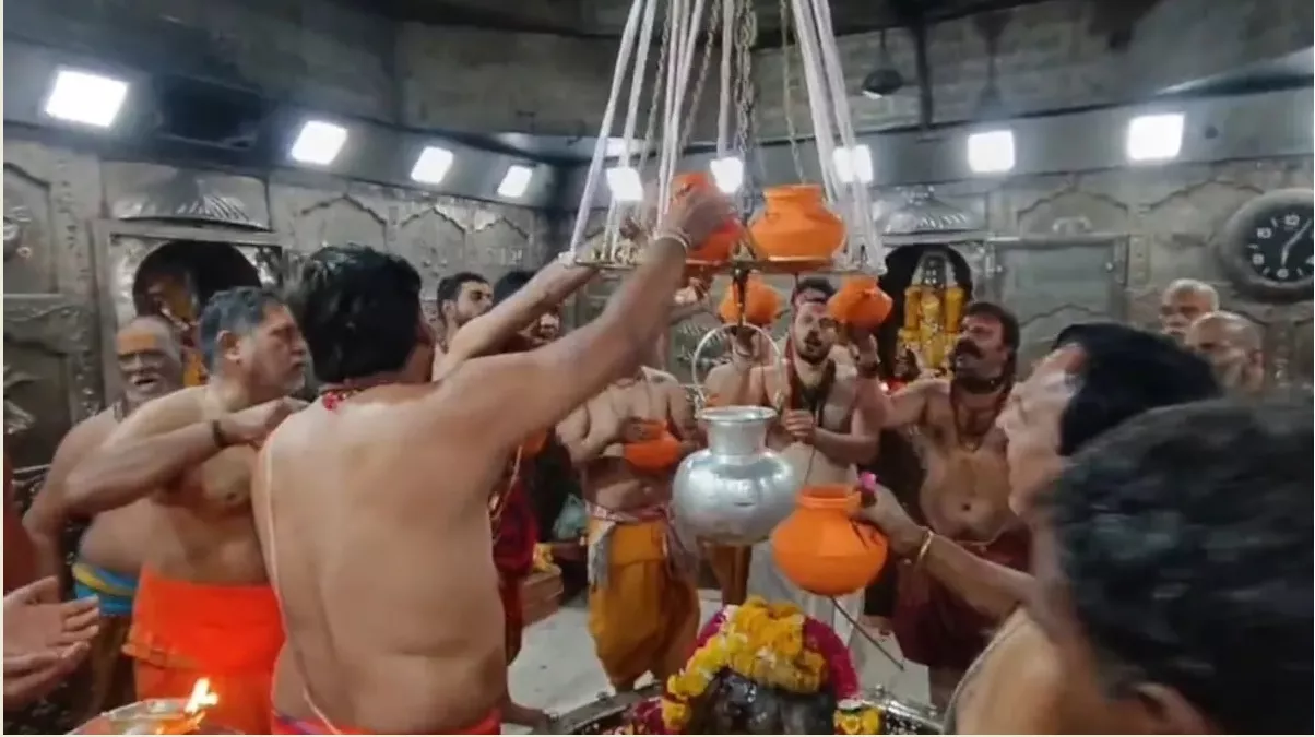 महाकाल मंदिर में शिवलिंग पर जलाभिषेक के कलश