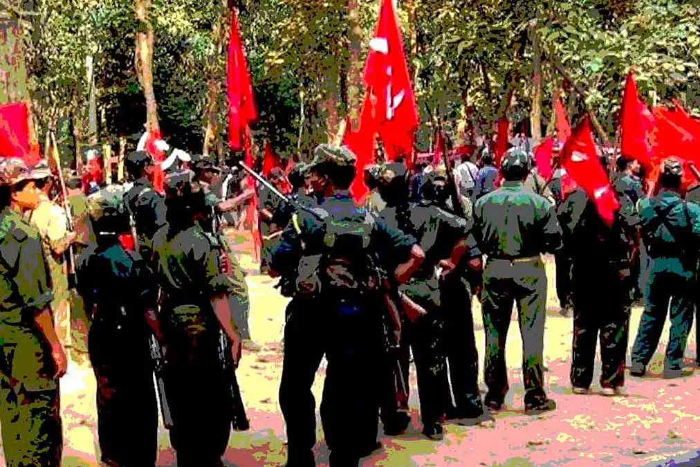 तेलंगाना में माओवादी नेता आत्मसमर्पण करते हुए