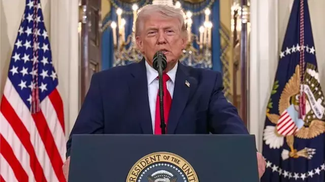 ट्रंप ईरान पर बयान देते हुए