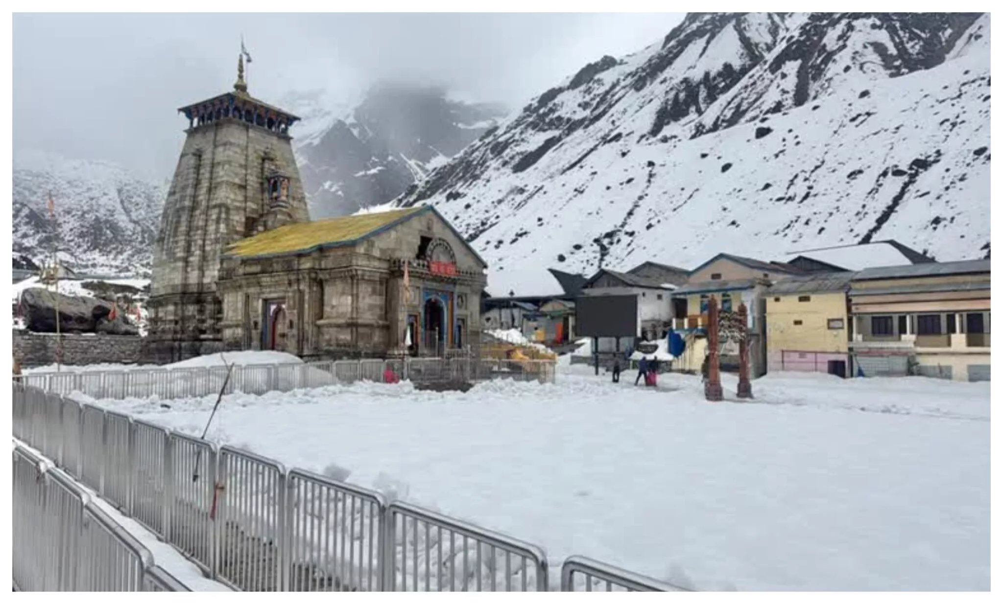 केदारनाथ में बर्फबारी के बीच बना पैदल रास्ता