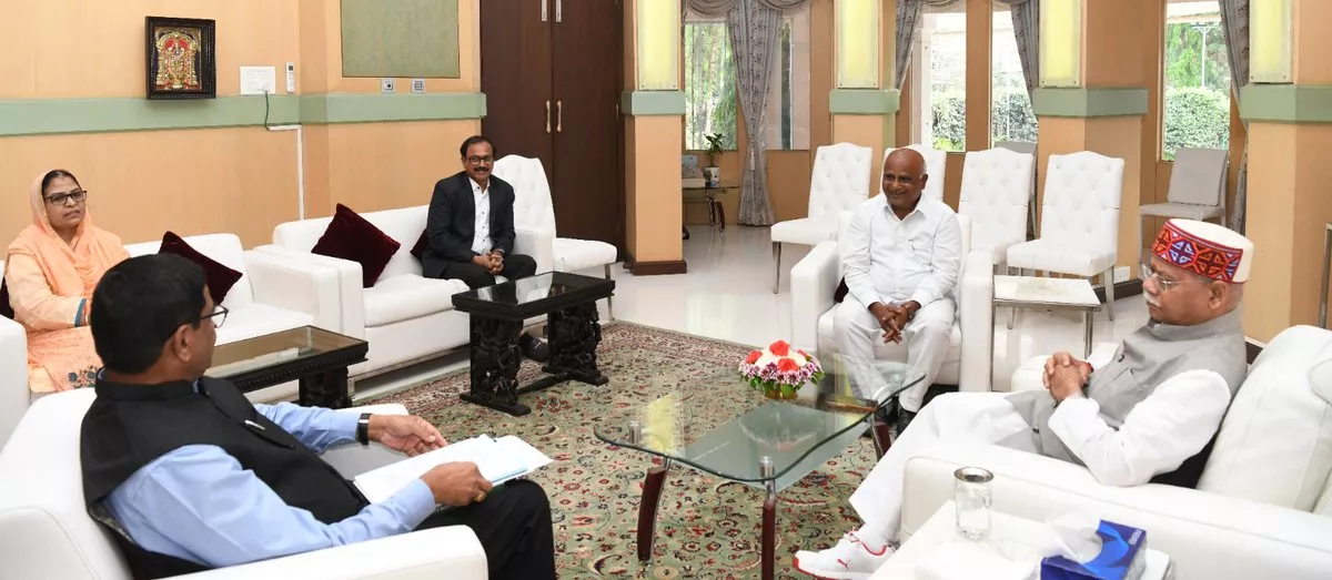 मुख्य सूचना आयुक्त और राज्यपाल की बैठक का दृश्य