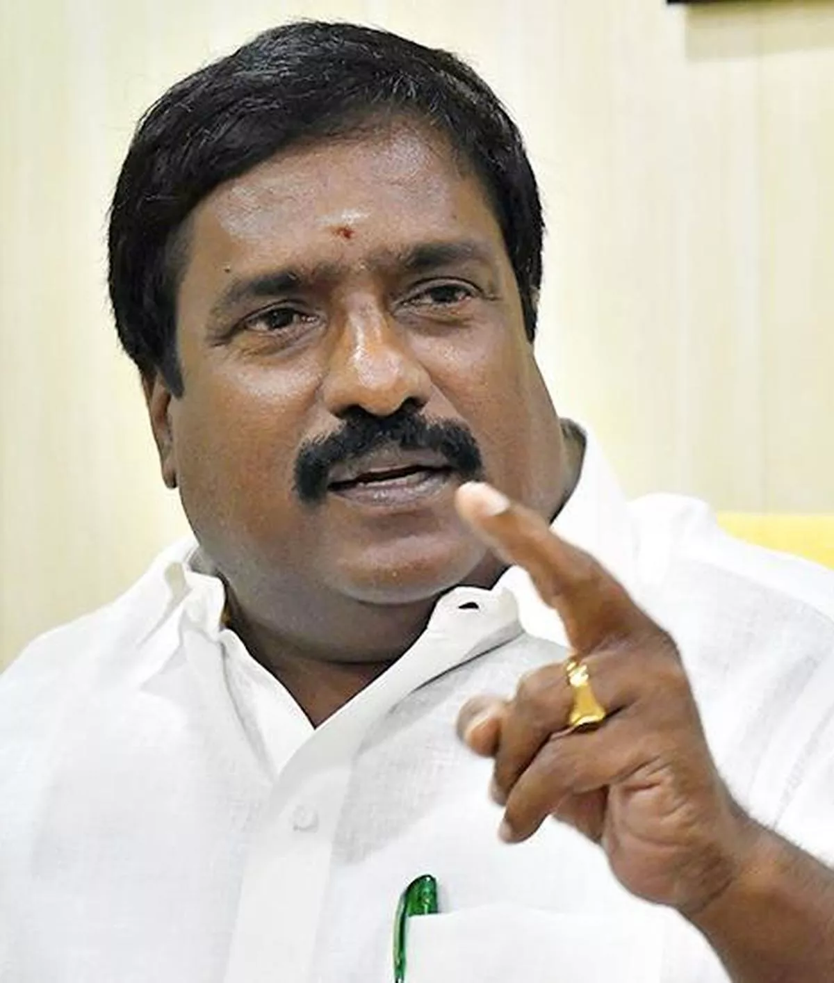 द्रमुक नेता आर. शिवा चुनाव प्रचार करते हुए