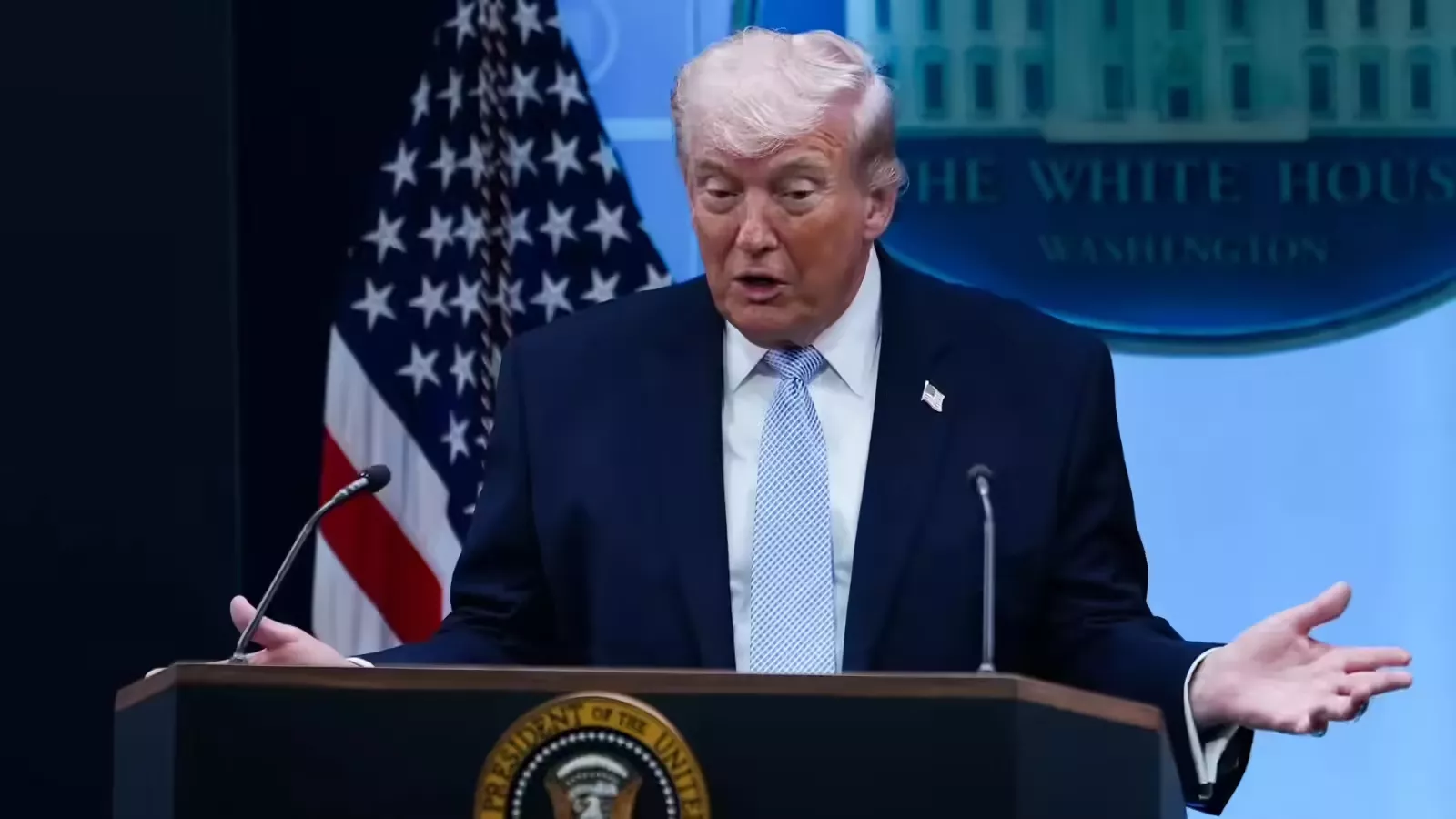 ट्रंप ईरान युद्ध और NATO पर बयान देते हुए