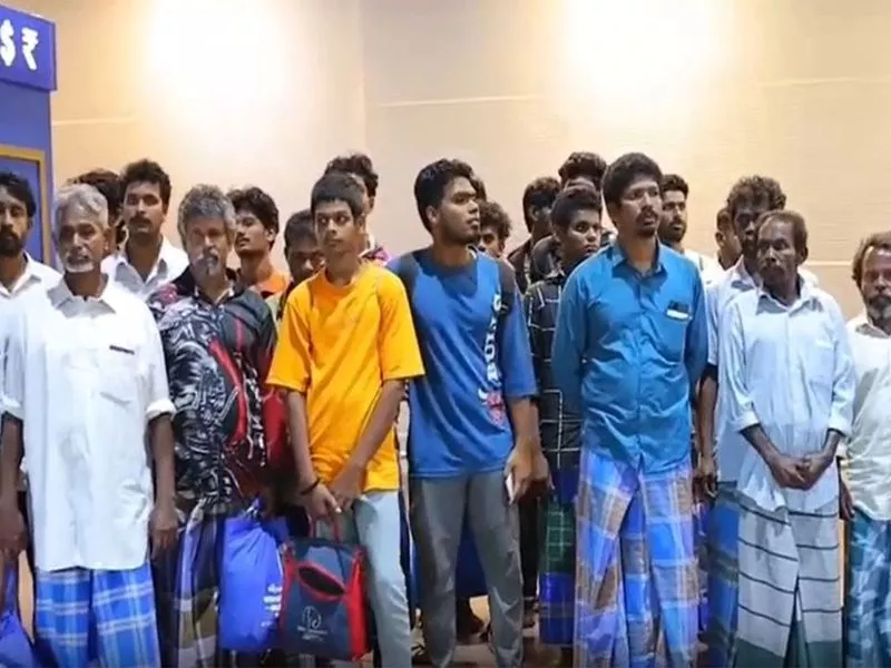 श्रीलंका से लौटते भारतीय मछुआरे