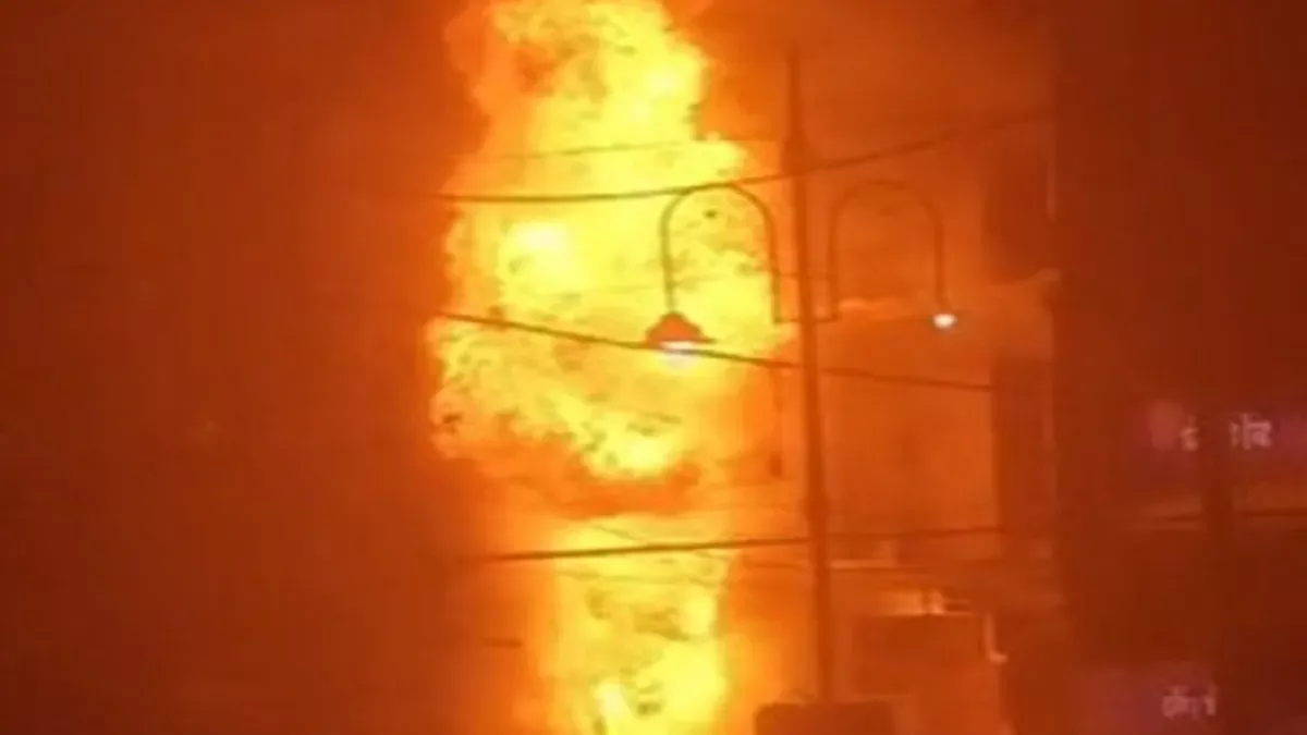 ट्रांसफॉर्मर विस्फोट के बाद लगी आग में जले वाहन