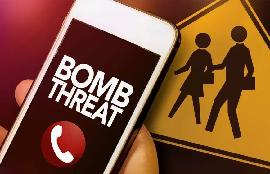 आकाशवाणी केंद्र को बम से उड़ाने की धमकी मिली, लेकिन तलाशी में कोई संदिग्ध वस्तु नहीं मिली, जांच जारी है।