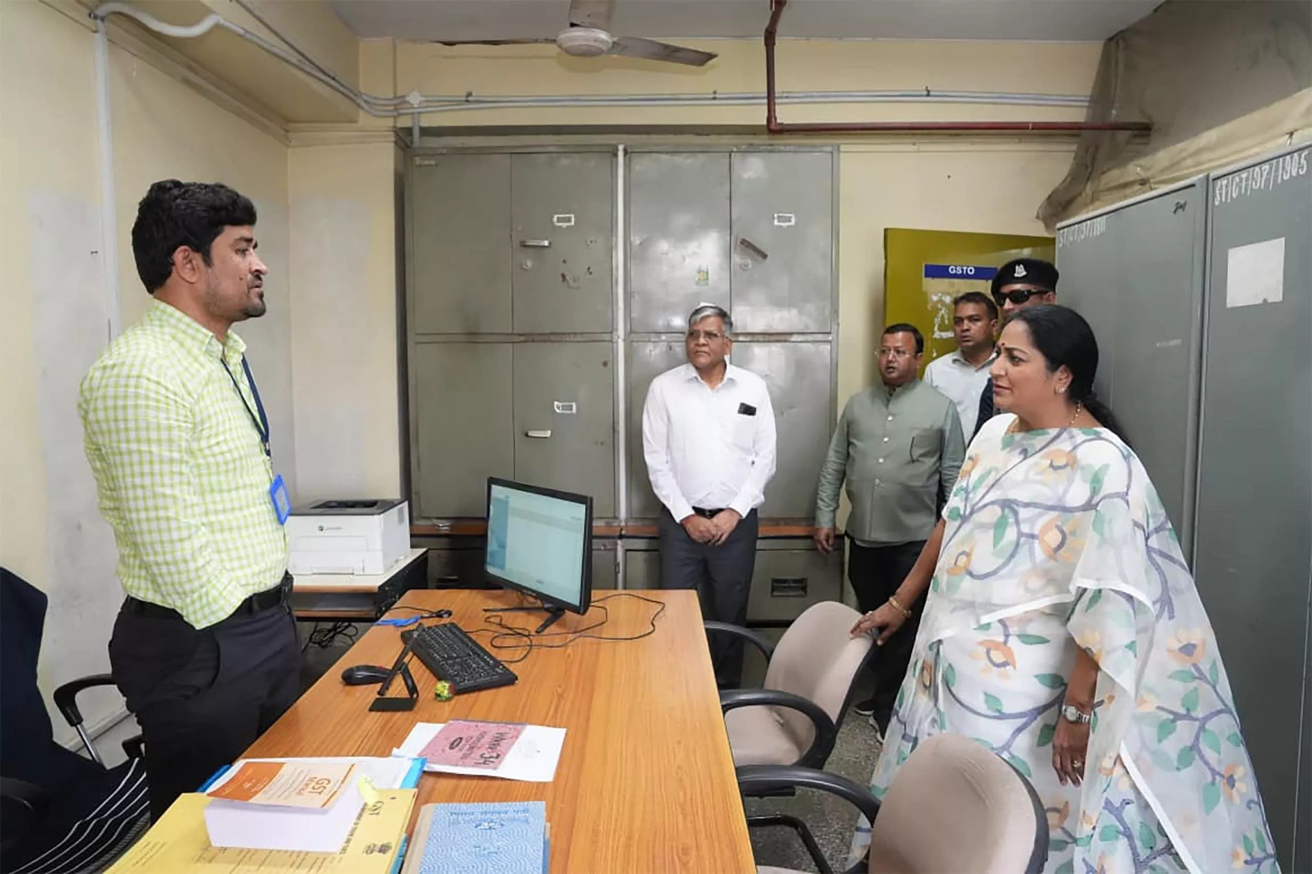 दिल्ली सीएम रेखा गुप्ता ने व्यापार विभाग का निरीक्षण किया