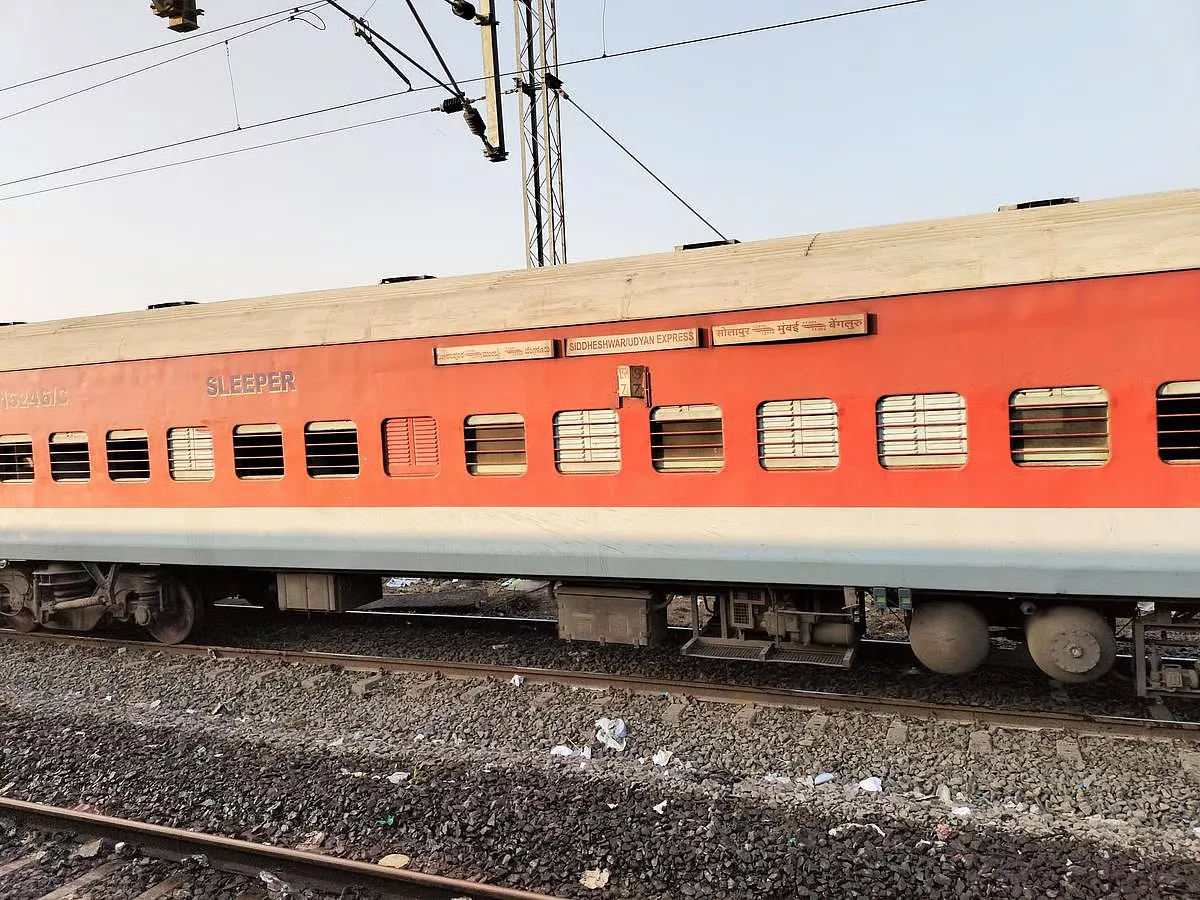 50 वर्ष सेवा पूरी होने पर सिद्धेश्वर एक्सप्रेस का सम्मान