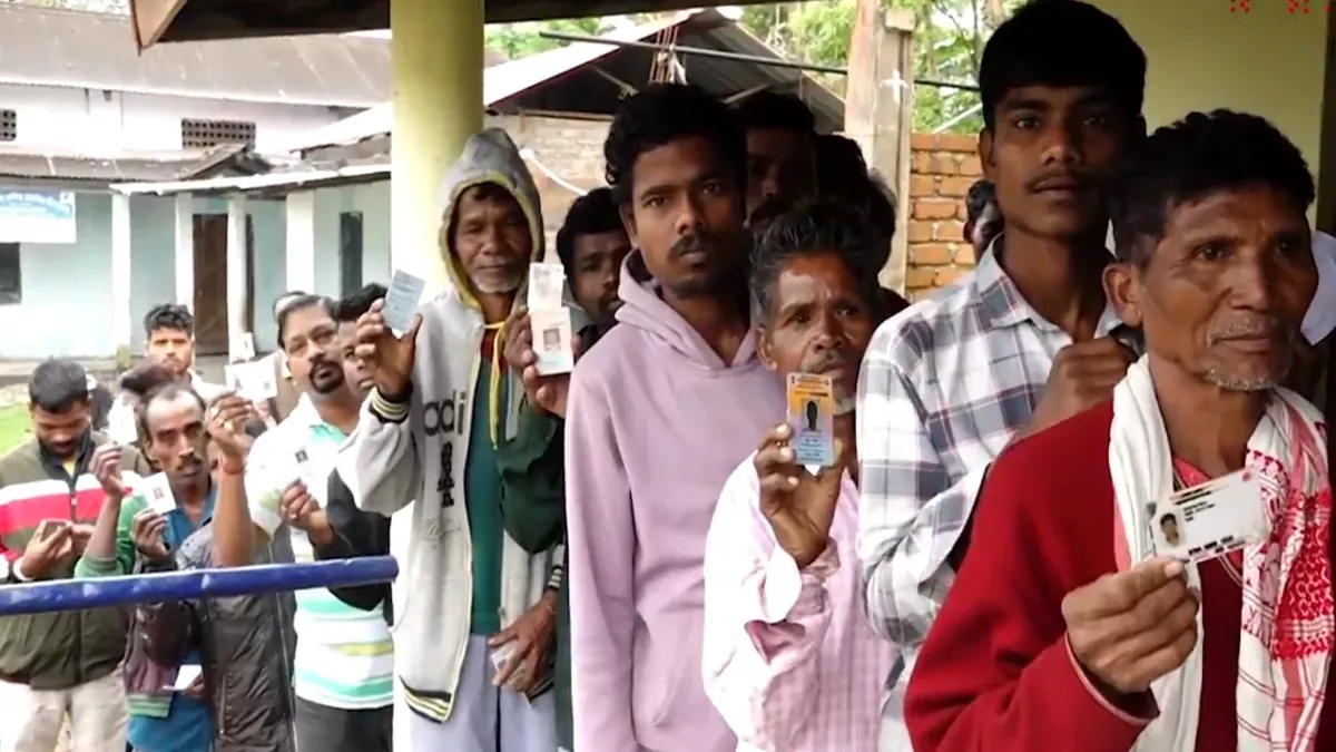 मतदान केंद्र पर वोट डालने के लिए लगी लंबी लाइन