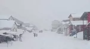 बर्फबारी के बीच केदारनाथ मंदिर की तैयारी