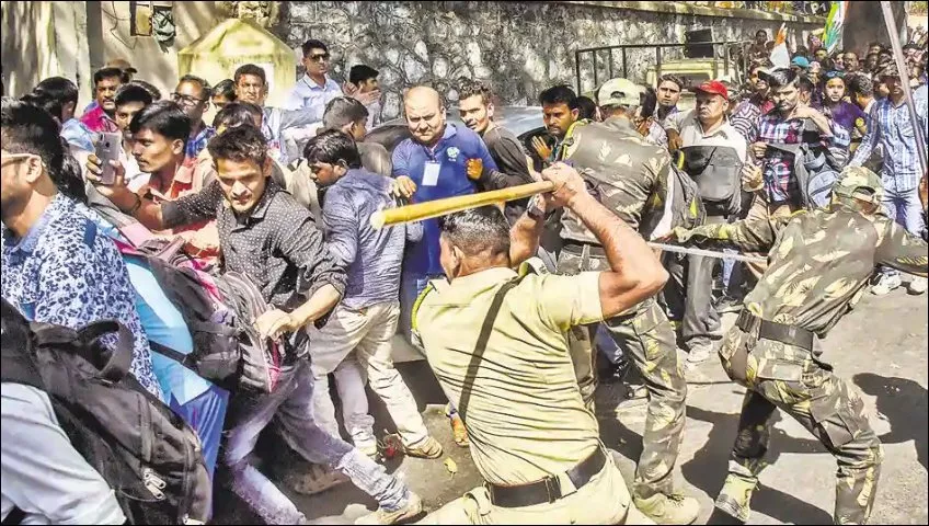 गुरुग्राम में धारा 163 उल्लंघन पर मजदूरों पर लाठीचार्ज