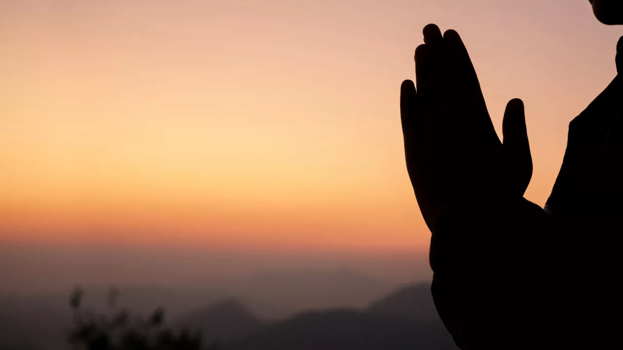 करीबी की सफलता पर असहज महसूस करता व्यक्ति