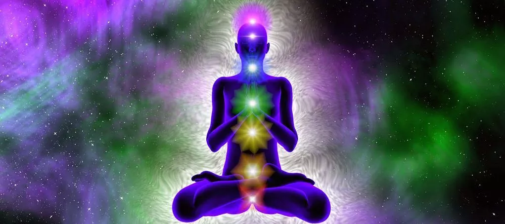 ध्यान में लीन होकर इंद्रियों को जागरूक करता व्यक्ति